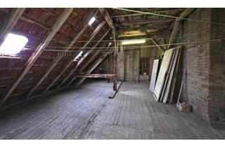 Wohnung kaufen in 12059 Neukölln, Altbau-Rohling mit dem Ausbaurecht für zwei Wohnungen im beliebten Neuköllner Drei-Länder-Eck!
