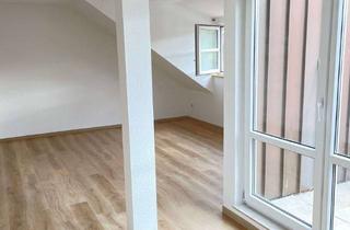 Wohnung mieten in Paradiesweg, 97996 Niederstetten, Zwei Zimmer in Niederstetten: Helle Dachgeschosswohnung mit Balkon
