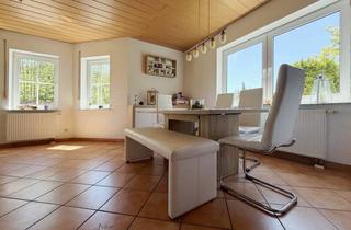 Einfamilienhaus kaufen in 78078 Niedereschach, Familienoase. 7 helle Zimmer auf 201 m².Separate Einliegerwohnung. ÜberdachteTerrasse. 2 Garagen.