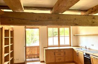 Wohnung kaufen in 83700 Rottach-Egern, Außergewöhnliche Maisonette-Wohnung in repräsentativem Hofanwesen in Rottach-Egern
