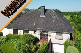 Haus kaufen in 25746 Heide, Massiver Walmdachwinkelbungalow mit Wiesenblick und zwei Garagen in Heide-Süderholm