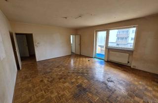 Wohnung kaufen in 65197 Wiesbaden, Kernsanierungsbedürftige, große & freie 1 Zimmerwohnung mit Balkon & Stellplatz zu verkaufen