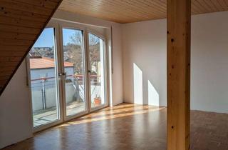Wohnung kaufen in Birkenweg, 89555 Steinheim, Lichtdurchflutete DG-Wohnung mit Balkon & Ausbaupotenzial (ca. 50 m² extra!)