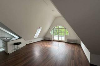 Wohnung mieten in Daglfinger Str. 56, 81929 Bogenhausen, Große und individuell geschnittene 2-Zimmer-Dachgeschosswohnung mit BALKON, EBK und Charakter im ...