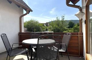 Einfamilienhaus kaufen in 76835 Rhodt, Zwei Häuser, verbunden durch einen Steg – Einfamilienhaus mit Loggia und Aussicht