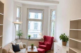 Wohnung kaufen in 40219 Unterbilk, Lichtdurchflutete 2-Zimmer-Altbauwohnung in einer der beliebtesten Lagen Düsseldorfs