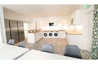 WG-Zimmer mieten in Martin-Luther-Str. 91/93, 10825 Schöneberg, WG-Zimmer mit eigenem Bad und Kleiderkammer am Akazienkiez