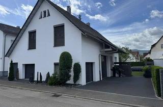 Einfamilienhaus kaufen in 72555 Metzingen, Einfamilienhaus mit ca. 140m² Wohnfläche, 4 Garagen und separatem Bauplatz, provisionsfrei