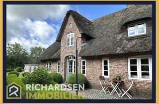 Haus kaufen in 25927 Neukirchen, Modernes Reetdachhaus auf großem Grundstück mit Naturteich und Waldstück in Neukirchen OT Hesbüll