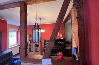 Haus kaufen in 37627 Deensen, Teilsaniertes Fachwerkhaus auf Traumgrundstück: Mit Photovoltaik und Wärmepumpe einziehen und wohlfü