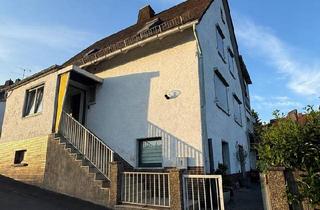 Haus kaufen in 35745 Herborn, Herborn - Charmantes Zweifamilienhaus mit großem Potenzial in Sackgasse