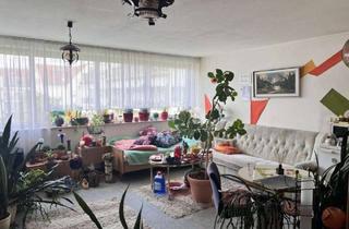 Wohnung kaufen in 90766 Fürth, Die Lage macht´s ...Vermietetes Apartment mit großem Fenster ...