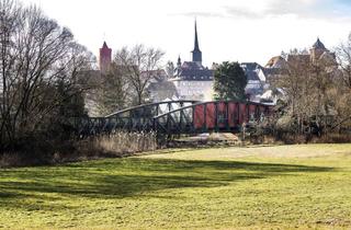 Haus kaufen in 36110 Schlitz, Wohnen als Kunstwerk! Das rote Haus auf der Eisenbahnbrücke, barrierefrei, einzigartig!
