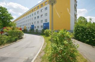 Wohnung mieten in Stauffenbergstraße 36, 08523 Plauen, ++ Erstbezug nach Sanierung ++ Entscheiden Sie mit ++ 2-Raum-Wohnung mit Grünblick!