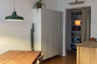 Wohnung kaufen in Raumerstraße 12, 10437 Prenzlauer Berg, Bezugsfreie Zwei-Dreizimmerwohnung mit großem Balkon am Helmholtzplatz zu verkaufen