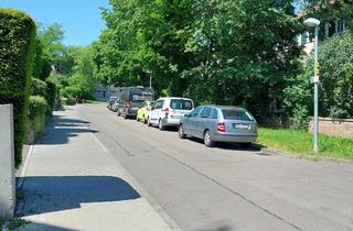 Garagen mieten in 70469 Feuerbach, Eine abgeschlossene Garage mit dem Stellplatz davor