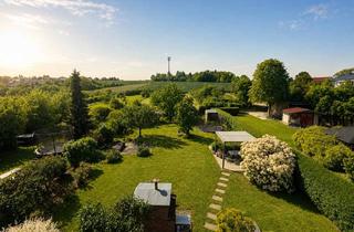 Haus kaufen in 61239 Ober-Mörlen, RUHE. WEITBLICK. ZWEI WOHNWELTEN. Großzügiges 2FH mit Garten und vermieteter Wohneinheit