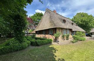 Haus kaufen in 24235 Brodersdorf, Einzigartiges Reetdach-Idyll von 1815 am Feldrand in Strandnähe