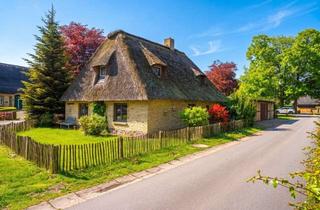 Haus kaufen in 24876 Hollingstedt, Pflegeleichtes Haus unter Reet mit Kamin, Hobbybereich, separater Garage & überdachter Terrasse!