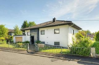 Haus kaufen in Am Buschhorn, 56477 Rennerod, Wohnen mit Freiraum und Perspektive - charmantes Zweifamilienhaus mit Garten und Blick über Rennerod
