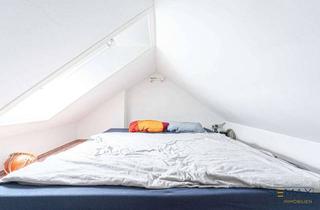 Wohnung kaufen in 82194 Gröbenzell, Charmante 2-Zimmer-Wohnung mit ausgebautem Dachspitz – Wohnen mit zusätzlichem Raumgefühl