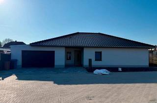 Haus kaufen in 39221 Welsleben, Bördeland - Bungalow mit Doppelgarage und großzügiger Terrasse