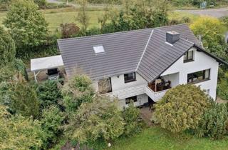 Haus kaufen in 63549 Ronneburg, Mehrgenerationenhaus mit Einliegerwohnung, Terrasse, Garten und traumhafter Aussicht