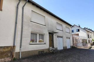 Haus kaufen in 66802 Überherrn, Großes Wohnhaus mit 2 Garagen für Handwerker
