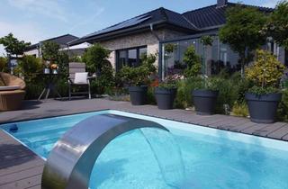 Haus kaufen in 24351 Damp, Junger Wohlfühl-Winkelbungalow der Extraklasse mit Einliegerwohnung, Doppelgarage und Pool in Damp