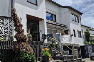Mehrfamilienhaus kaufen in 52134 Herzogenrath, ***Mehrfamilienhaus oder Generationenhaus*** Drei Wohnungen, 2 Garagen und 3 Stellplätze