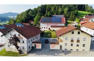 Haus kaufen in 94065 Waldkirchen, Drei Gebäude, ein Preis. Circa 2900 m² Grundstück. Ein Haufen Möglichkeiten!