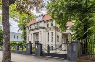 Wohnung kaufen in Höhmannstraße, 14193 Grunewald, Repräsentative Altbauwohnung mit Kamin, großer Terrasse und Balkon in Berlin-Grunewald
