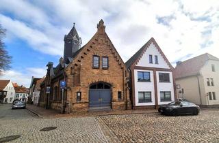 Haus kaufen in 17192 Waren, Zentrales Geschäftshaus mit Blick auf die Georgenkirche