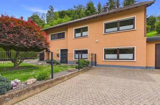 Einfamilienhaus kaufen in 52396 Heimbach, Wohnen wo andere Urlaub machen. Freistehendes Einfamilienhaus mit Garage in attraktiver Hanglage!