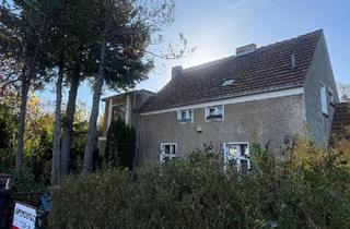 Haus kaufen in 12681 Berlin, Berlin - Grundstück 1024m2 mit Sanierungsbedürftigem Haus zu verkaufen