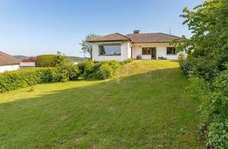 Haus kaufen in 61250 Usingen, Idyllische Feldrandlage: Bungalow mit Einliegerwohnung, 2 Garagen & großem Sonnengrundstück