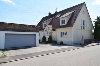 Haus kaufen in Eichgasse, 86450 Altenmünster, Ruhiges Zweifamilienhaus mit vermieteter EG-Wohnung und sofort beziehbarem OG in Hennhofen
