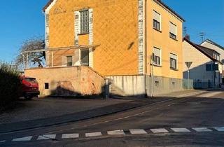 Haus kaufen in 66571 Eppelborn, Eppelborn - Freistehendes Zweifamilienhaus mit Doppelgarage