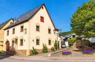 Haus kaufen in 54536 Kröv, Kröv-Zentrum: 1-2 Familienhaus mit Stellplätzen und Freisitz in zentraler Lage!
