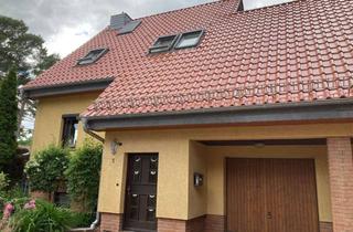Haus mieten in 14532 Stahnsdorf, Lichtdurchflutete Doppelhaushälfte mit Split-Level-Architektur, Garten und Sauna