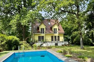 Einfamilienhaus kaufen in 14532 Kleinmachnow, Bezugsfrei - Großzügiges Einfamilienhaus mit Pool und großem Grundstück in ruhiger Bestlage