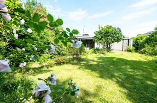Haus kaufen in 21745 Hemmoor, Flachdachbungalow mit Traumgrundstück und viel Potenzial!