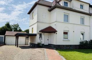 Doppelhaushälfte kaufen in 32049 Herford, Charmante Zweifamilienhaus-Doppelhaushälfte mit großem Grundstück, ausgebautem Spitzboden und zwe