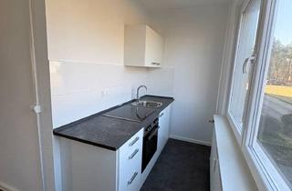 Wohnung mieten in Geschwister-Scholl-Straße, 17309 Viereck, Sanierte 4-Raum-Wohnung mit neuer Einbauküche & Balkon – ideal für Familien oder WG – direkt an der
