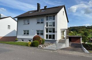 Haus kaufen in 74746 Höpfingen, Großzügiges Wohnhaus mit drei Wohneinheiten, 4 Garagen und traumhafter Feldrandlage in Höpfingen