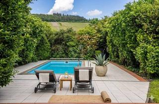Einfamilienhaus kaufen in 54470 Lieser, Wohnerlebnis auf einer Ebene – Weitläufiges Einfamilienhaus mit Pool und Weinbergblick in Lieser