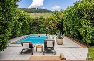 Einfamilienhaus kaufen in 54470 Lieser, Wohnerlebnis auf einer Ebene – Weitläufiges Einfamilienhaus mit Pool und Weinbergblick in Lieser