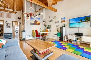 Wohnung kaufen in Hailerstraße, 83024 Rosenheim, Charmante Dachgeschosswohnung mit sichtbarem Holztragwerk, Loggia & TG-Stellplatz