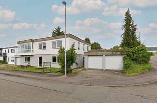 Haus kaufen in 71272 Renningen, Freistehendes Zweifamilienhaus mit großem Garten und drei Garagen