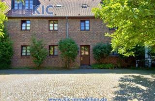 Wohnung kaufen in 51143 Köln, Stilvolles Dachgeschoss-Apartment in historischer Hofanlage vonKöln-Zündorf